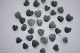 Heart-shaped green leaves arranged against white; silhouette reference only, not the actual Ficus umbellata species or selected whole plant. Photo: Lisett Kruusimäe / Pexels.